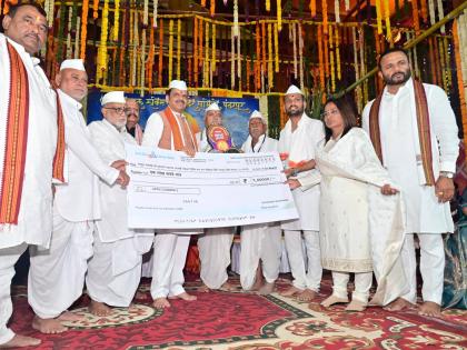 Pandurang, the God who knows the heart, should give everyone the wisdom to follow the path of a saint; Chief Minister's tribute to Pandurang | पांडुरंग हा मनातला ओळखणारा देव, सर्वांना संत मार्गाने चालण्याची सद्बुद्धी द्यावी; मुख्यमंत्र्यांचे पांडुरंगाला साकडे Pandurang, the God who knows the heart, should give everyone the wisdom to follow the path of a saint; Chief Minister's tribute to Pandurang | पांडुरंग हा मनातला ओळखणारा देव, सर्वांना संत मार्गाने चालण्याची सद्बुद्धी द्यावी; मुख्यमंत्र्यांचे पांडुरंगाला साकडे