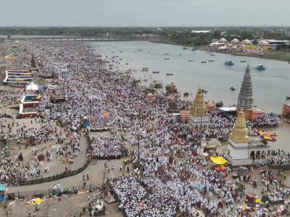 A flood of devotion, an ocean of Warkaris in the city of Pandharpur; A queue of five kilometers for darshan | पंढरपूर नगरीत भक्तीचा महापूर, वारकऱ्यांचा महासागर; दर्शनासाठी पाच किलोमीटरपर्यंत रांग...! A flood of devotion, an ocean of Warkaris in the city of Pandharpur; A queue of five kilometers for darshan | पंढरपूर नगरीत भक्तीचा महापूर, वारकऱ्यांचा महासागर; दर्शनासाठी पाच किलोमीटरपर्यंत रांग...!