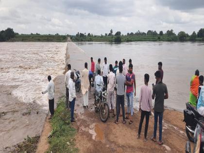 Flood situation in Pandharpur 1 lakh 25 thousand cusecs of water was released into the Bhima river basin from Ujani Eight dams under water | पंढरपुरात पूरस्थिती: उजनीतून भीमा नदी पात्रात १ लाख २५ हजार क्युसेकने पाणी सोडले; ८ बंधारे पाण्याखाली