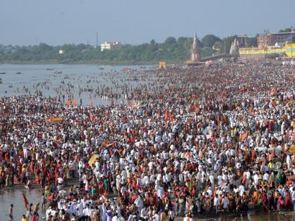 Pandharpur Wari, Ashadhi Ekadashi! Hundreds of kilometers walked, queuing up to five kilometers for darshan | विठ्ठला तुझी आस! शेकडो किमी चालून आले, दर्शनासाठी पाच किलोमीटरपर्यंत रांग