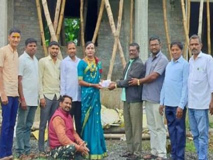 Tritiyapanthi Panduranga donates 1 lakh to Adamapur school kolhapur | तृतीयपंथी पांडुरंगाने आदमापूर शाळेला दिली लाखाची देणगी, सत्काराने पांडुरंगही भारावला 