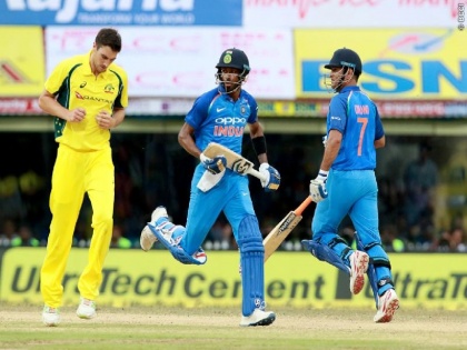 Australia challenge to 282 Pandya-Dhoni's flutter blow | Live IND vs AUS : ऑस्ट्रेलियाची बिकट अवस्था; भारत विजयापासून 2 पावलं दूर