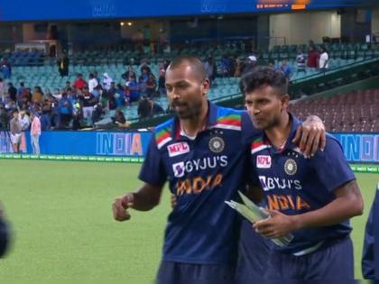 India vs Australia, 3rd T20I : Hardik Pandya hand over the man of the series award to T Natarajan | India vs Australia, 3rd T20I : शाब्बास पांड्या; म‌ॅन ऑफ दी सीरिजची स्वतःला मिळालेली ट्रॉफी दिली टी नटराजनला 