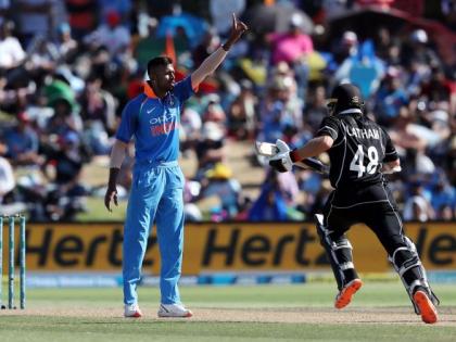 India vs New Zealand 3rd ODI: Hardik Pandya behaviour change, no celebration after 2 wickets and brilliant catch | India vs New Zealand 3rd ODI : हार्दिक पांड्या 'सुधारला'... दोन विकेट, एक कॅचनंतरही ना माज, ना उन्माद
