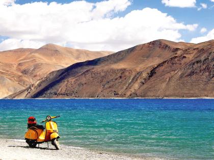 Ladakh's Pangong Lake a must visit place | मातकट राखाडी पसार्यातला एक निळसर तुकडा निवळशंख पँगाँगच्या काठी.. Ladakh's Pangong Lake a must visit place | मातकट राखाडी पसार्यातला एक निळसर तुकडा निवळशंख पँगाँगच्या काठी..