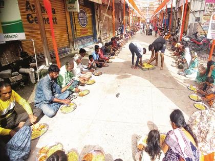 58 years of queues, advance booking of caterers, 3000 people eat every day during Ganeshotsav in Rajabazar | गणेशोत्सवात ५८ वर्षांपासून पंगती, अन्नदात्यांची ॲडव्हान्स बुकिंग; दररोज जेवतात ३ हजार लोक