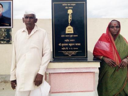 Twenty years later, the eyes of the brave mother and father of Kalambwadi are still visible | वीस वर्षांनंतरही कळंबवाडीच्या वीरमाता-पित्यांचे डोळे पाणावलेलेच