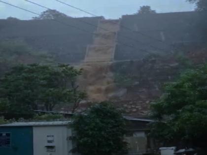 Heavy rain on Panhala, lots of water from new Geo Grade roads | video पन्हाळ्यावर जोरदार पाऊस, नव्या जिओ ग्रेडच्या रस्त्यावरुन पाण्याचे लोट; पायथ्याशी असलेल्या घरात शिरलं पाणी