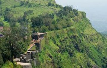 Panhala closed for tourists, then why only politicians? | पन्हाळा पर्यटकांसाठी बंद मग राजकीय लोकांनाच प्रवेश का ?