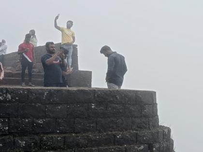 Exciting selfies, photoshoot stunts; Dangerous types of tourists have increased at Panhalgad kolhapur | Kolhapur: जिवावर बेतणारे सेल्फी, फोटोसेशनचा स्टंट; पन्हाळगडावर पर्यटकांचे धोकादायक प्रकार वाढले