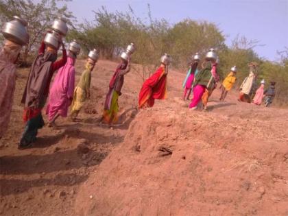 'Due to the rocks of the river but the dry land masses' | ‘नदी गावच्या उशाला पण कोरड ग्रामस्थांच्या घशाला’