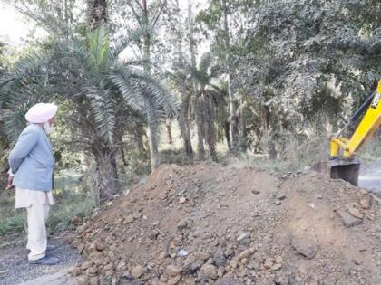 ... so the farmer dug the national highway | ...म्हणून 'या' शेतकऱ्याने राष्ट्रीय महामार्गच खोदला