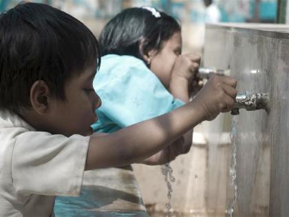 students to Running for water stopped in rural areas, 79 thousand zp schools installed taps | पाण्यासाठी थांबली पळापळ, ७९ हजार शाळांत लागला नळ