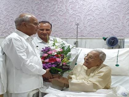 Punjab Governor Banwarilal Purohit visit Prataprao Bhosale friendship beyond politics | पंजाबचे राज्यपाल पुरोहितांनी जपली राजकारणापलीकडची मैत्री, प्रतापराव भोसलेंची भेट घेत दिला मैत्रीला उजाळा