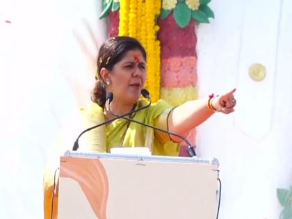 Pritam munde will sit at home, you fight, it will not work; Pankaja Munde direct warning to party leadership | प्रीतमताई घरी बसतील, तुम्ही लढा,असे चालणार नाही; पंकजा मुंडेंचा पक्ष नेतृत्वाला थेट इशारा