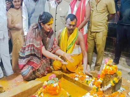 Shiv Shakti Parikrama: Pankaja Munde visited Khandoba at Jejuri Fort | शिवशक्ती परिक्रमा: पंकजा मुंडे यांनी जेजुरी गडावर खंडोबाचे घेतले दर्शन