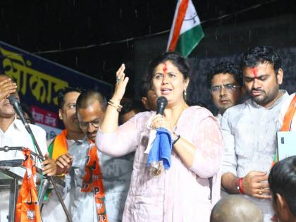 pankaja munde addressed rally in unseasonal rain for lok sabha election 2024 | “तुम्ही मतांचा पाऊस पाडा, मी विकासाचा पाऊस पाडल्याशिवाय राहणार नाही”: पंकजा मुंडे