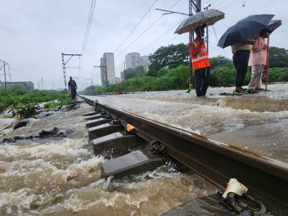 Ambernath's drain attacked the railway administration! Railway services stopped due to gravel under railway track | अंबरनाथच्या नाल्याने रेल्वे प्रशासनाचा केला घात! रेल्वे रुळाखालील खडी वाहून गेल्याने रेल्वे सेवा ठप्प