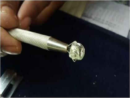 Diamond found worth rupees 25 lakhs in panna Madhya Pradesh luck of laborer changed overnight | मध्य प्रदेशातील पन्नामध्ये सापडला दुर्मीळ हिरा, रातोरात लखपती बनला मजूर...