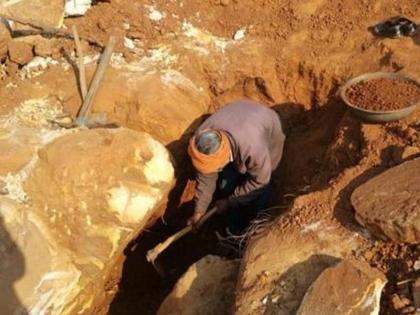 Panna Diamond Mine: Luck blossomed as soon as he dug the land, the laborer came across a valuable item, and became a millionaire within a few hours. | जमीन खणताच नशीब फळफळलं, मजुराच्या हाती लागली मौल्यवान वस्तू, काही तासांतच झाला लखपती Panna Diamond Mine: Luck blossomed as soon as he dug the land, the laborer came across a valuable item, and became a millionaire within a few hours. | जमीन खणताच नशीब फळफळलं, मजुराच्या हाती लागली मौल्यवान वस्तू, काही तासांतच झाला लखपती