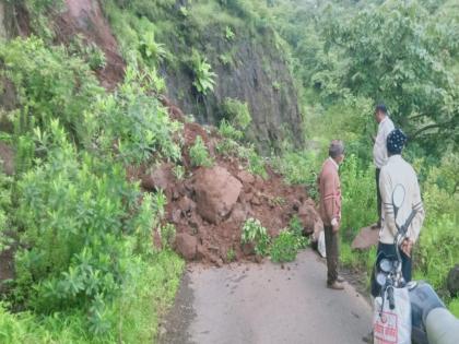 A crack fell in the road at Kadwe Khindi Welhe Panshet road closed | कादवे खिंडीवरिल रस्त्यात दरड कोसळली; वेल्हे पानशेत रस्ता बंद