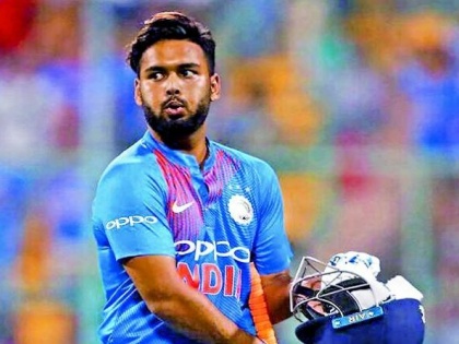 India vs Australia: big shock to India ; Rishabh Pant still in Mumbai for injury, India team arrival in Rajkot | India vs Australia : भारताला मोठा धक्का; दुखापतीमुळे रिषभ पंत अजूनही मुंबईत, संघ राजकोटला रवाना