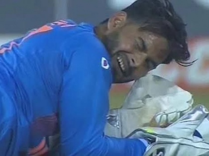 Rishabh Pant dropped catch in 2nd t-20 match And Virat Kohli backing him; Watch the video | रिषभ पंतकडून सुटला झेल, तरीही कोहलीचं जडलंय त्याच्यावरच प्रेम; पाहा व्हिडीओ
