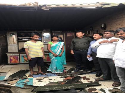 On opening the world, the roof of the house provided under the Gharkul Yojana collapsed | संसार उघड्यावर, घरकुल योजनेंतर्गत दिलेल्या घराचं छप्पर कोसळलं