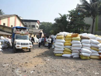 Farmers crowd at paddy selling center in Panvel 9765 quintal paddy collected through 789 farmers | पनवेल मधील भात विक्री केंद्रावर शेतकऱ्यांची गर्दी; 789 शेतकऱ्यांच्या मार्फत 9765 क्विंटल भात जमा