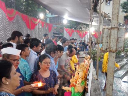 emotional farewell to gauri ganpati in panvel | पनवेलमध्ये गौरी गणपतींना भावपूर्ण निरोप; ग्रामीण भागासह शहरी भागात विसर्जन घाटांवर गर्दी