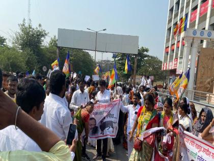 Panvel: Vanchit Bahujan Aghadi protest march against former Deputy Mayor Jagdish Gaikwad | Panvel: माजी उपमहापौर जगदीश गायकवाड यांच्या विरोधात वंचित बहुजन आघाडीचा निषेध मोर्चा 