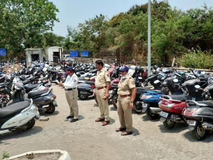 Bike parking in rickshaw stands Action of Kharghar Transport Branch on 108 two-wheelers | रिक्षा स्टॅन्ड मध्ये दुचाकी पार्किंग; 108 दुचाकीवर खारघर वाहतुक शाखेची कारवाई