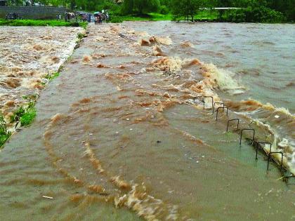  Barapada village collapses in Panvel | मुसळधार पावसाने जनजीवन विस्कळीत, पनवेलमधील बारापाडा गावात डोंगर खचला