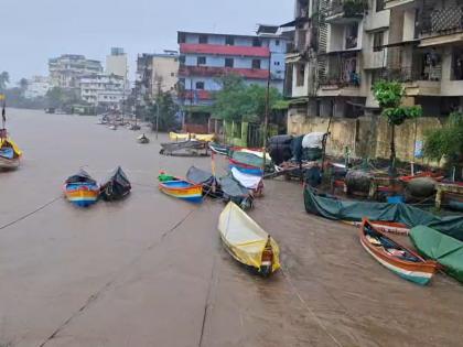Gadhi river overflows; water enters Panvel Koliwada, HOC tribal village | Panvel: गाढी नदी तुडूंब; पनवेल कोळीवाडा, एचओसी आदिवासी वाडीत शिरले पाणी 