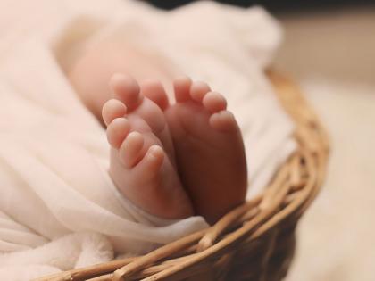 Panvel: Newborn baby found abandoned in basket In Takka  | Panvel Crime News: प्रेमसंबंधातून जन्मलेल्या बाळाला फुटपाथवर फेकलं; २४ तासाच्या आत आरोपींना अटक