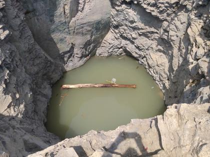 Shocking There were six women slips in water well at Aurangabad | धक्कादायक ! पाणी काढताना सहा महिला पडल्या विहिरीत 