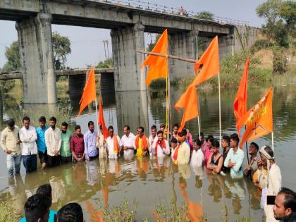 Shiv Sainiks of Thackeray group in Amravati aggressive on crop insurance issue; Warning of mass drowning | पिकविम्याच्या प्रश्नावर ठाकरे गटाचे शिवसैनिक आक्रमक; सामूहिक जलसमाधीचा इशारा