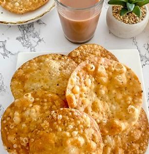 भेळपुरीवाल्याकडे मिळते अगदी तशीच पापडी घरी करणे म्हणजे काही मिनिटांचे काम, पाहा सोपी रेसिपी