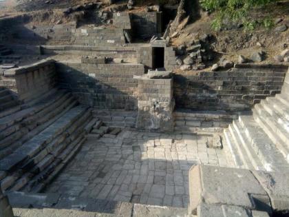 paphareshwar tirth in lonar lake buldhana | रामगया पाठोपाठ पापहरेश्वर तीर्थही आटले, लोणारमधील प्राचीन वारसा धोक्यात