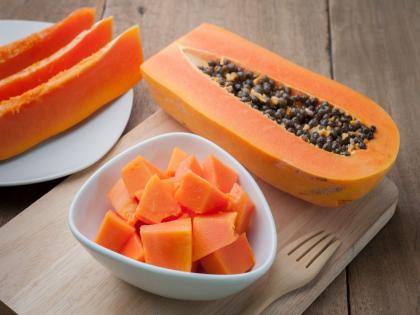 Lose weight eat papaya every day know health benefits of eating papaya in marathi | वजन कमी करण्यासोबतच आरोग्याच्या इतर समस्यांवरही गुणकारी ठरते पपई!