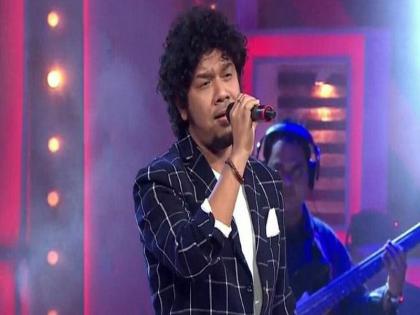 Singer Papon Caught On Facebook Broadcast Kissing Reality Show Contestant | गायक पपॉनने घेतलं स्पर्धक मुलीचं चुंबन; 'व्हॉईस ऑफ इंडिया'च्या सेटवरची होळी वादात