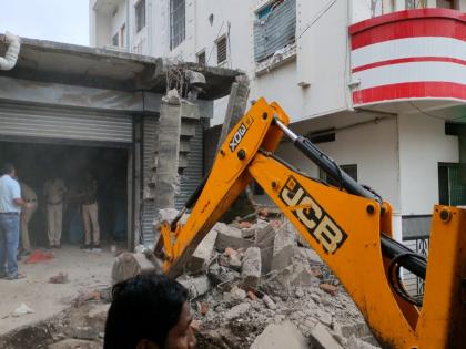 Finally, bulldozers rolled over 'that' encroachment in Parbhani city | अखेर, परभणी शहरातील 'त्या' अतिक्रमणावर फिरविले बुलडोझर