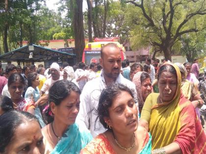 Parabhani: Relatives gather as the body of an accident victim is brought to the police station | Parabhani: अपघातग्रस्त महिलेचा मृतदेह पाथरी पोलीस ठाण्यात आणत नातेवाईकांचा ठिय्या Parabhani: Relatives gather as the body of an accident victim is brought to the police station | Parabhani: अपघातग्रस्त महिलेचा मृतदेह पाथरी पोलीस ठाण्यात आणत नातेवाईकांचा ठिय्या