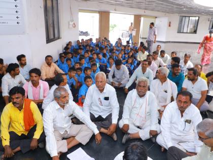 Parabhani: 'Give teachers to Malsonna school'; Villagers directly run the school under the Education Department | Parabhani: 'माळसोन्ना शाळेत शिक्षकं द्या'; ग्रामस्थांनी थेट शिक्षण विभागात भरवली शाळा Parabhani: 'Give teachers to Malsonna school'; Villagers directly run the school under the Education Department | Parabhani: 'माळसोन्ना शाळेत शिक्षकं द्या'; ग्रामस्थांनी थेट शिक्षण विभागात भरवली शाळा