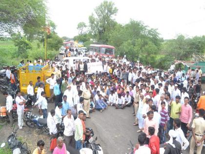 Agitation of Prahar Jana Shakti for demanding a road in Gangakhed | गंगाखेड येथे रस्ता दुरुस्तीच्या मागणीसाठी प्रहार जनशक्तीचे आंदोलन