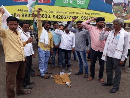 Jodemaro movement against Parbhani's self respecting agricultural ministers | परभणीत स्वाभिमानीचे कृषीमंत्र्यां विरोधात जोडेमारो आंदोलन