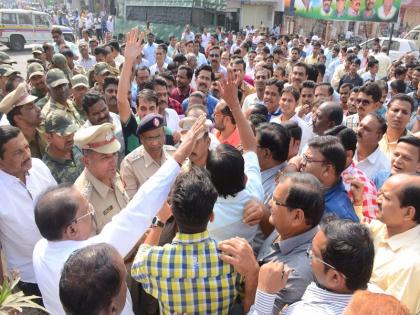 Businessman's Morcha by placing Parbhani market closed; The demand for immediate removal of shop seals | परभणीत बाजारपेठ बंद ठेवून व्यापा-यांचा मनपावर मोर्चा; दुकानांचे सील तत्काळ काढण्याची केली मागणी