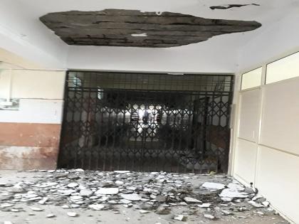 The ceiling plaster of Parbhani's administrative building collapsed | परभणीच्या प्रशासकीय इमारतीच्या छताचे प्लास्टर कोसळले