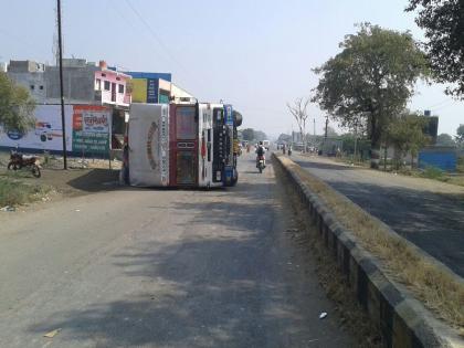 The traffic disrupted on the state highway in Palam, overturning the container | कंटेनर उलटल्याने पालम येथे राज्य महामार्गावर वाहतुक विस्कळीत