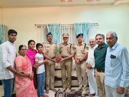 Parbhani Cop Gets Promotion After Heroic Act; Superintendent Pins Star at Home - English News | Parbhani Cop Gets Promotion After Heroic Act; Superintendent Pins Star at Home | Latest News at Lokmattimes.com
